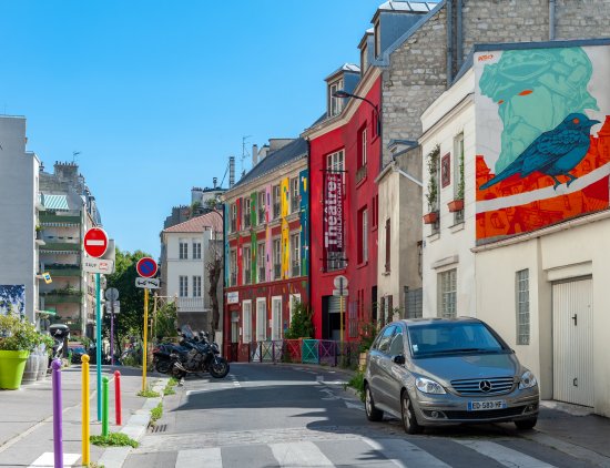 Le théâtre Ménilmontant, sa rue colorée et son Street Art.